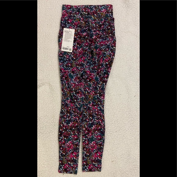 Lululemon NWT size 4 - Picture 1 of 2
